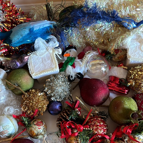 84 Christmas tree ornaments, 2 garlands - Picture 3 of 12